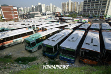 멈춰선 시민의 발