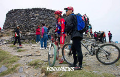 태백산 정상에 산악자전거