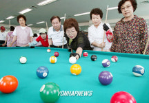 포켓볼 즐기는 노인들