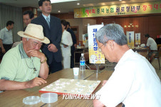 장기 실력 겨루는 노인들