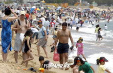 해운대 본격 피서철