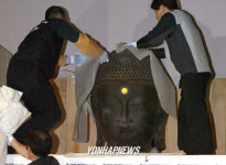 이송위해 포장되는 대형 보물