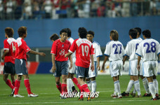 2006 독일 월드컵 예선 한국-베트남,승리 축하하는 한국선수들