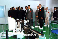 평스합영회사 내부 둘러보는 관계자들