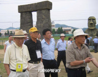 고인돌공원 관람온 남북측대표단