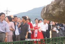 고인돌 둘러보는 북측대표단