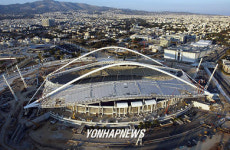 지붕 공사 한창인 아테네올림픽 주경기장