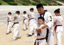 해병에게 태권도 배우는 백령도어린이
