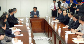 노대통령, 인질석방 정부 심야 대책회의 참석