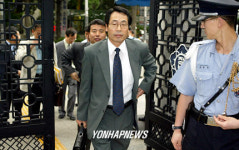 외통부 감사하러 들어가는 감사원 직원들