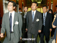 외통부 감사하러 들어가는 감사원 직원들