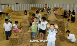 찰흙 빚으며 즐거운 한때 보내는 어린이들