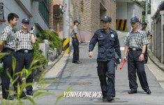 YS집 앞 골목에서 근무서는 전경
