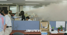 상이군경회, 민노당사서 소화기 시위