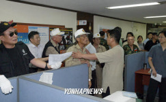 상이군경회, 민주노동당사서 시위