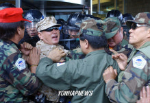 고엽제 전우회 의문사진상규명위 앞 항의시위