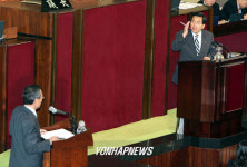 질문하는 심재철의원