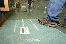 인천공항 안전 불감증, 유리바닥 붕괴위험 방치
