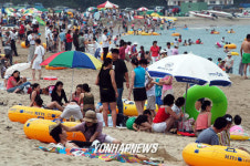 피서객으로 북적이는 낙산해수욕장
