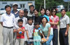 아동 보호 사찰에서 봉사활동하는 `둥지회 회원