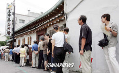 초복 앞두고 북적이는 삼계탕  음식점