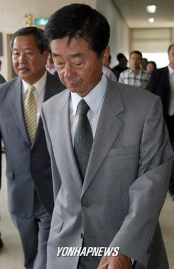 고개 숙인 대통령 친형