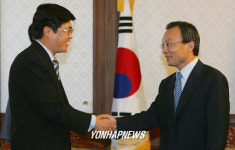 이해찬총리, 리 빈 주한 중국대사와 악수