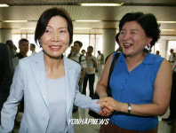 축하받는 송두율씨 부인 정정희씨