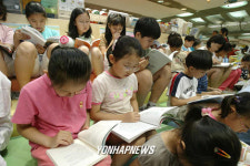 방학맞은 어린이들 서점서 독서삼매경