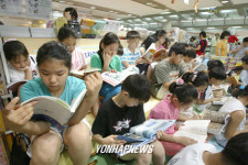 방학맞은 어린이들 서점서 독서삼매경