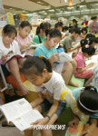 방학맞은 어린이들 서점서 독서삼매경