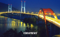산달연륙교 경관조명 개선공사를 위한 전기관로 매설-1 | 경관조명 살린 다리