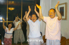 8강기쁨 만끽하는 김 감독의 고향 가족들