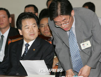 보고 받는 정동영통일부장관