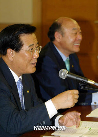 밝은 표정의 도지사와 시장