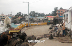 태풍 대비하는 어촌 가옥