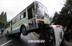 빗길 승용차 덮친 버스