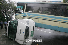 승용차 덮친 버스 아찔