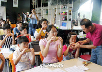 오카리나 배우기에 열중인 예비 연주자들