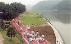 진주 자전거도로 질주하는 시민