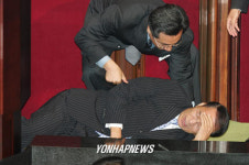 졸도한 김용갑의원