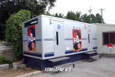 비엔날레 간이화장실 벽에 웬 화투 그림