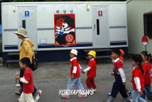 비엔날레 간이화장실 벽에 웬 화투 그림