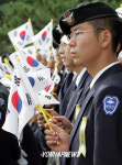 태극기 흔드는 학군단 학생