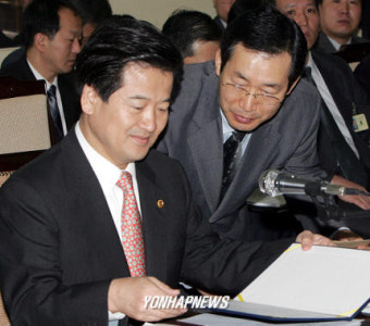 보고 받는 정동영통일부장관