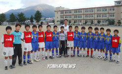 산골 초등학교 축구부와 함께 한 김주성 위원