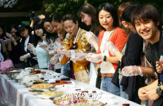 떡 만들기 배우는 외국인들