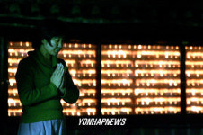 수능 한달여전 불공드리는 학부모