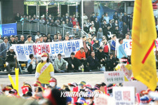 `공창제 요구 시위 바라보는 시민들