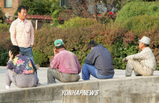 이야기 나누는 연기지역 주민들